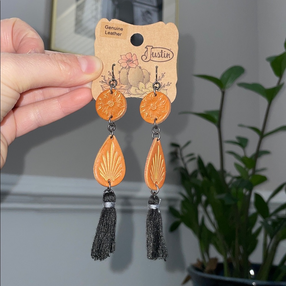 $40 msrp NWT Justin western inspired Floral genuine Leather Earrings